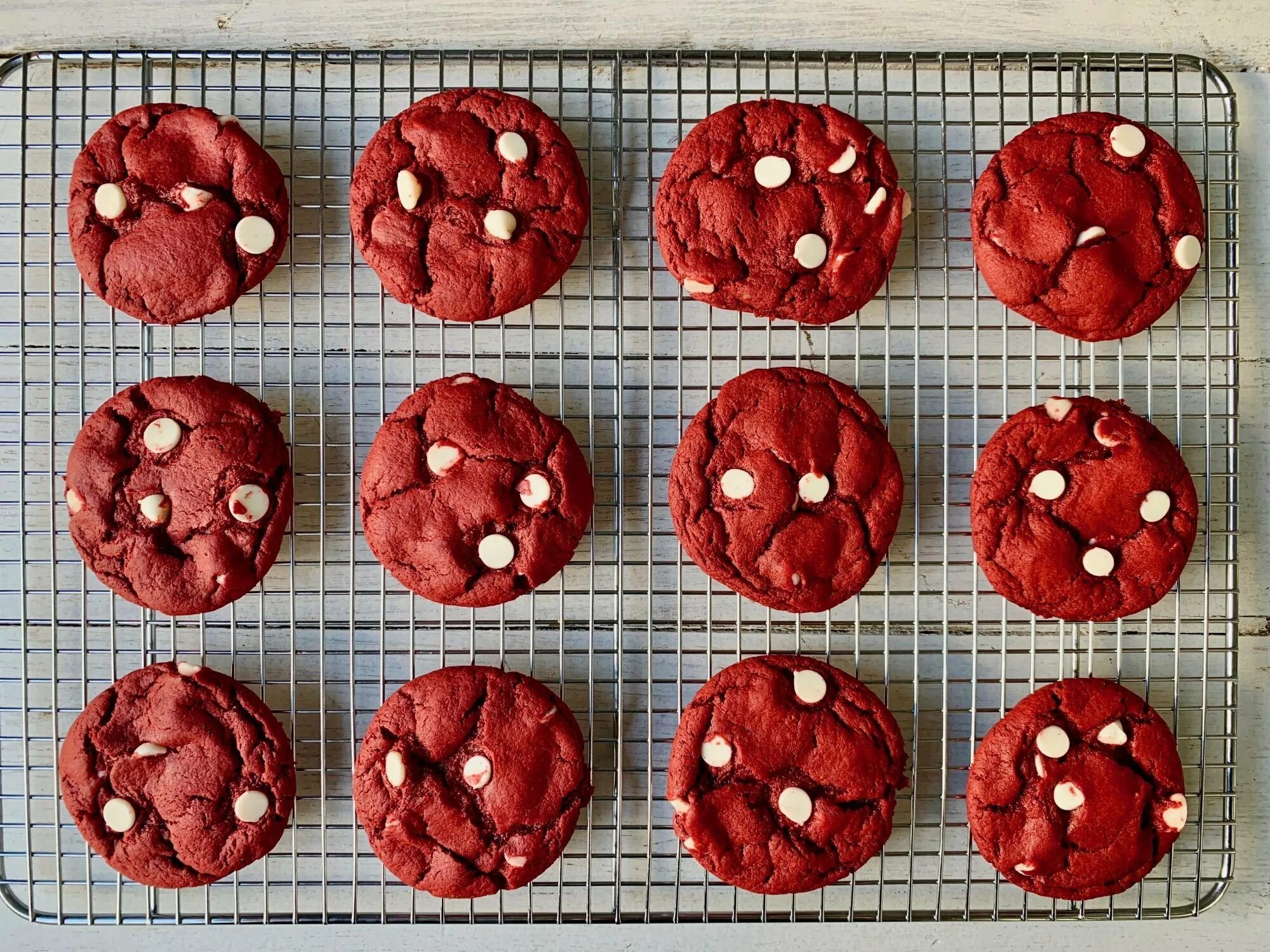 Red cookies. Печенье красный бархат с трещинками. Печенье бархатное. Печенье ред вельвет. Красные круглые печеньки.