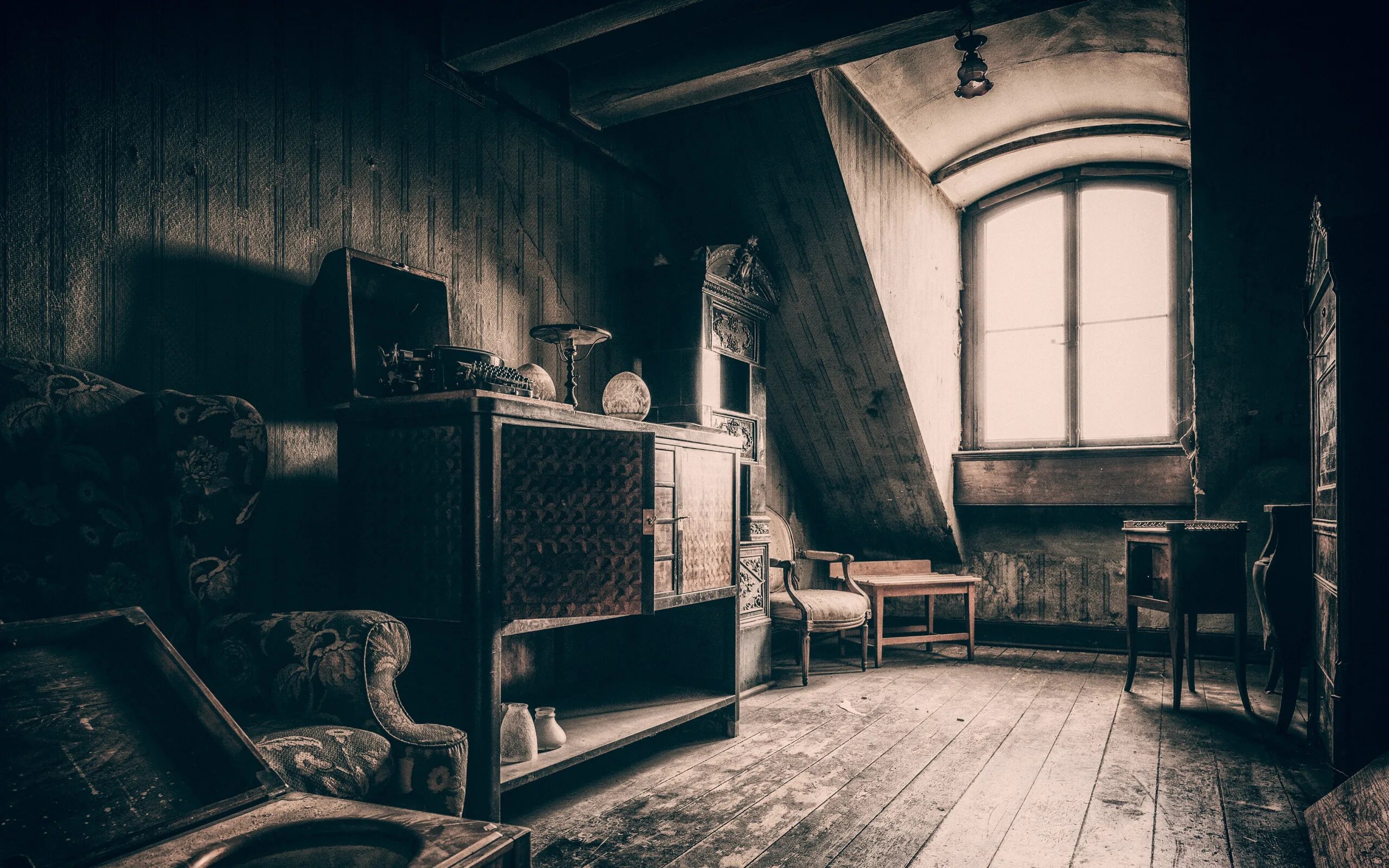 Комната совести. Старая комната. Старинная комната. Мрачный чердак. Старый чердак.