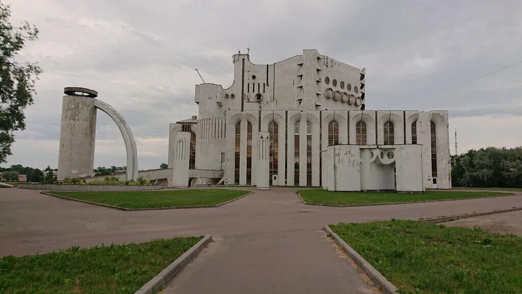 Сайт театра великий новгород. Новгородский областной Академический театр драмы имени Достоевского. Драмтеатр Великий Новгород. Театр драмы Достоевского Великий Новгород.