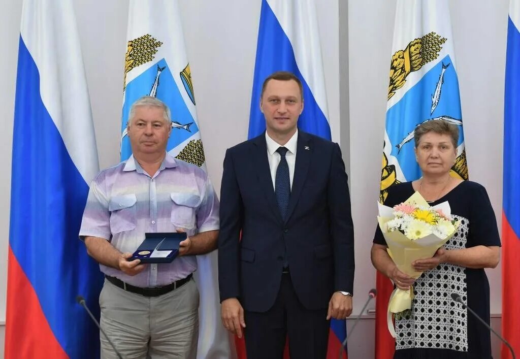 Год семьи в саратовской области. Вручение медали. Вручение наград. Награждение губернатора. Губернатор Саратовской области.