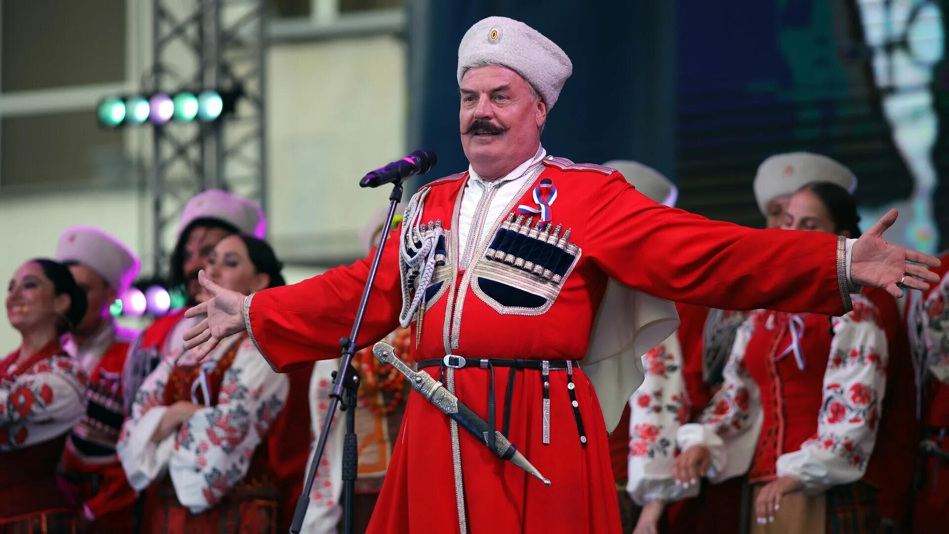 Солист кубанского казачьего