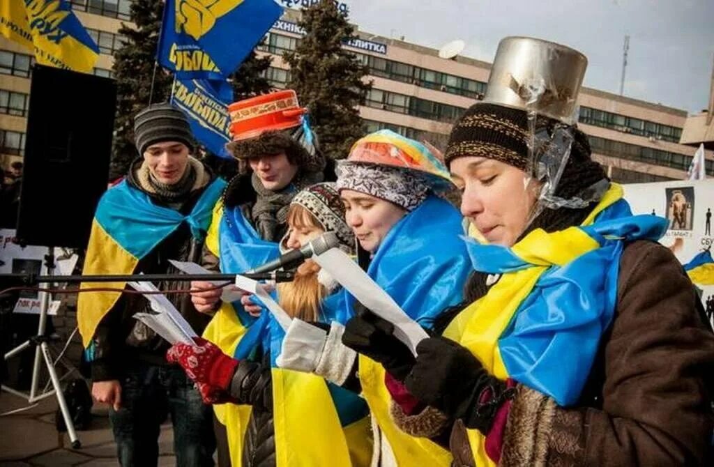 Майдан Украина кастрюлеголовые. Кастрюли Украина Майдан. Украина майдауны кастрюли. Кастрюлеголовые украинцы. Украинцы в 2024г