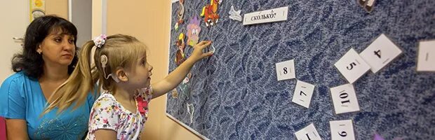 Техническое средство для занятий с детьми с кохлеарным имплантом. Реабилитация детей после кохлеарной имплантации. После кохлеарной имплантации. Подключить речевой процессор. Дети с нарушением слуха.