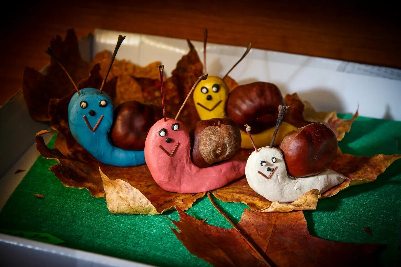 Подделка мз природного материала. Поделки из природного материала для детей. Поделки из осенних листьев. Поделки из природного материала для детей. Поделка изротродного материала.