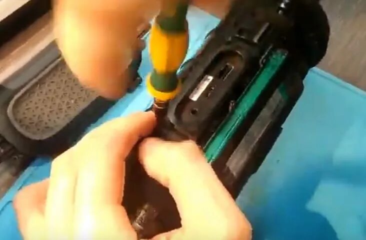 Как заряжать колонку без гнезда зарядки. Jbl charge зарядный разъём. колонка jbl сломалось гнездо зарядки. как зарядить блютуз колонку если сломалось гнездо для зарядки. galaxy сломан разъем зарядки.