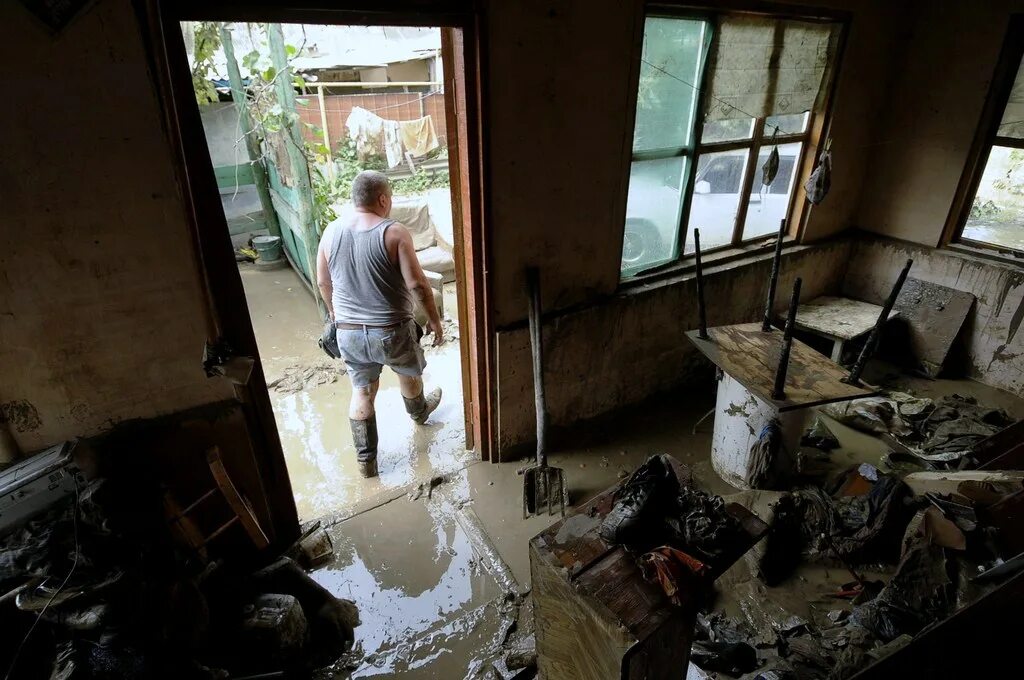Чем обрабатывать после наводнения. Дом после наводнения. Затопило дом. Затопленный дом внутри. Дом после затопления.