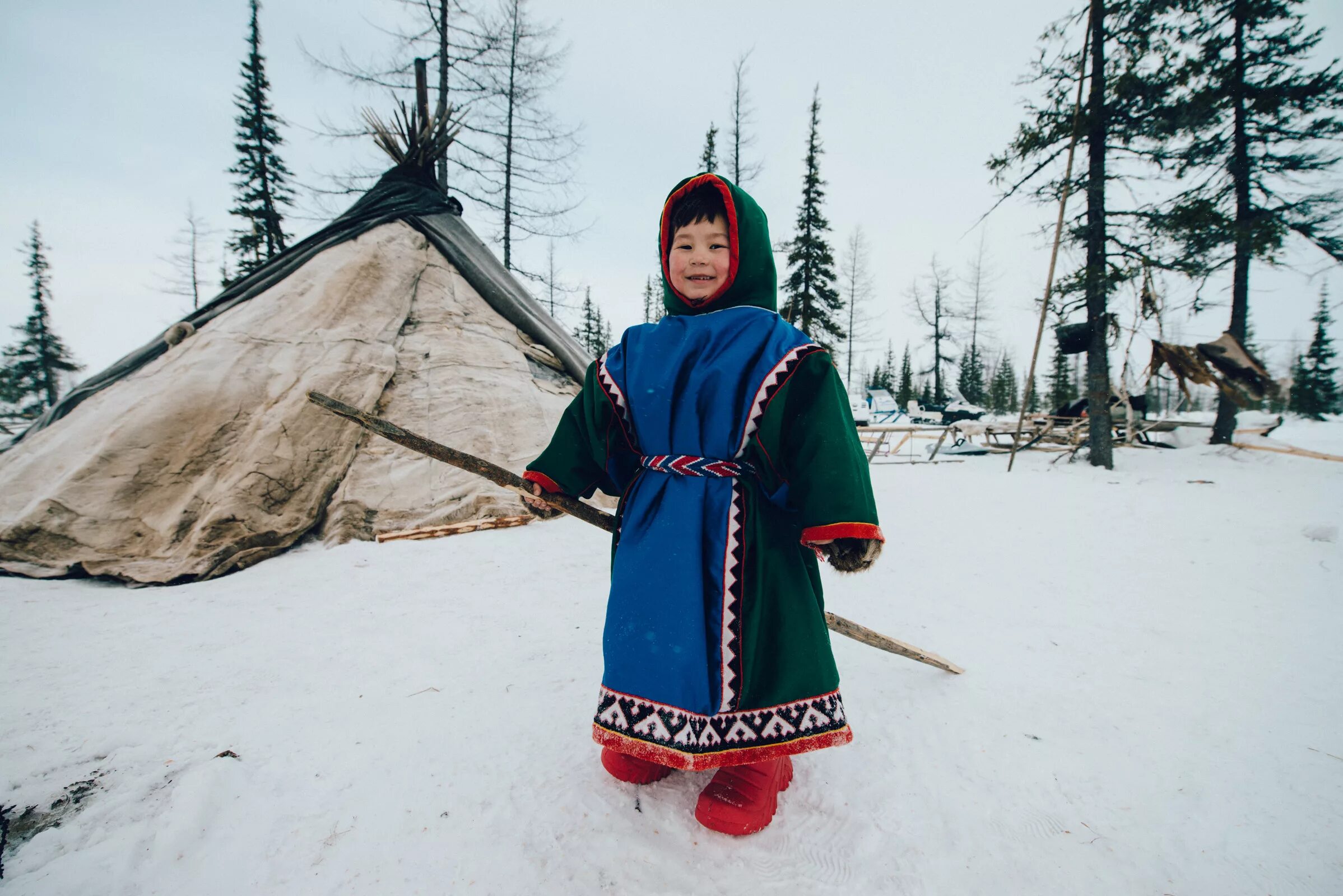 Чум коми оленеводов. Жилище ненцев чум. Ненцы ханты манси чукчи. Чум одежда. Долганы жилище.