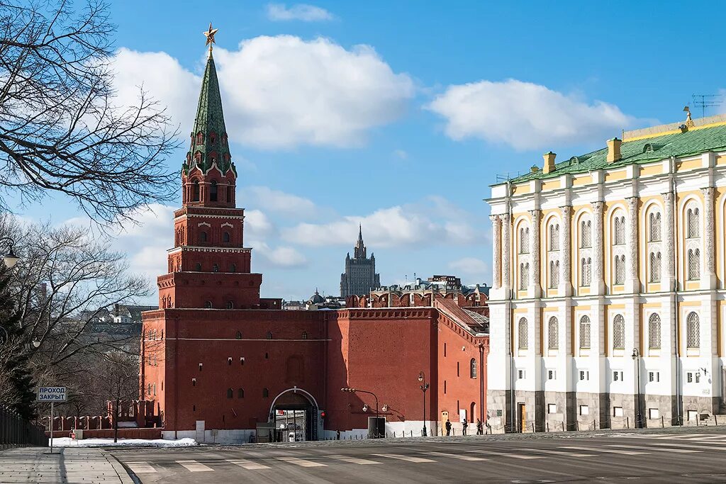 Боровицкие ворота Кремля Оружейная палата. Боровицкая башня Московского Кремля. Москва Кремль Боровицкая башня. Ворота Боровицкой башни Московского Кремля. Кремлевская 41