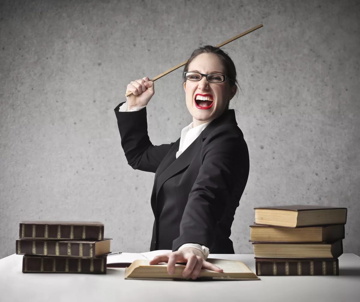 Строгая женщина в очках. Учитель кричит. Строгий учитель. Строгая женщина в очках. Строгий учитель.