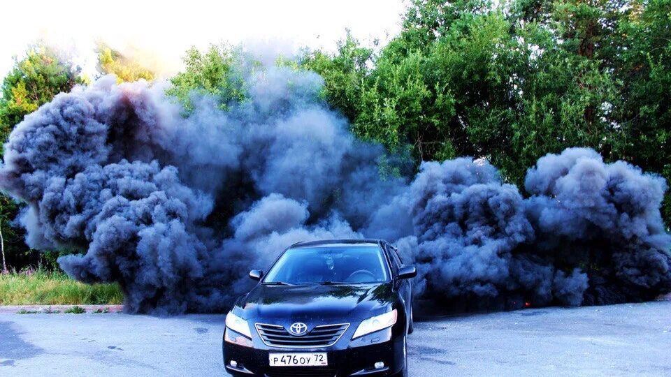 Тойота черный дым. Машины с дымовыми шашками. Машина с разноцветным дымом. Дымовая шашка в машину. Дым машина.