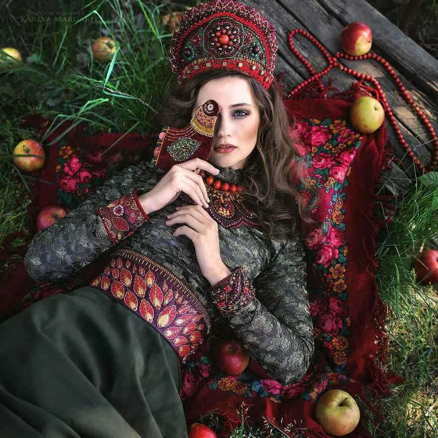 Образы русских сказок. Маргарита Карева кокошник. Гейша Маргарита Карева. Сказочный фотограф Маргарита Карева. Маргарита Карева русско народные.
