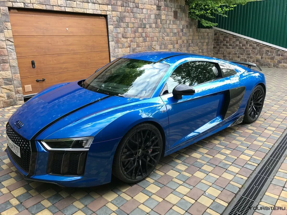 Черная голубая машина. Ауди р8 голубая. Audi r8 синяя. Audi r8 2021 синяя. Audi r8 v10 Plus Blue.