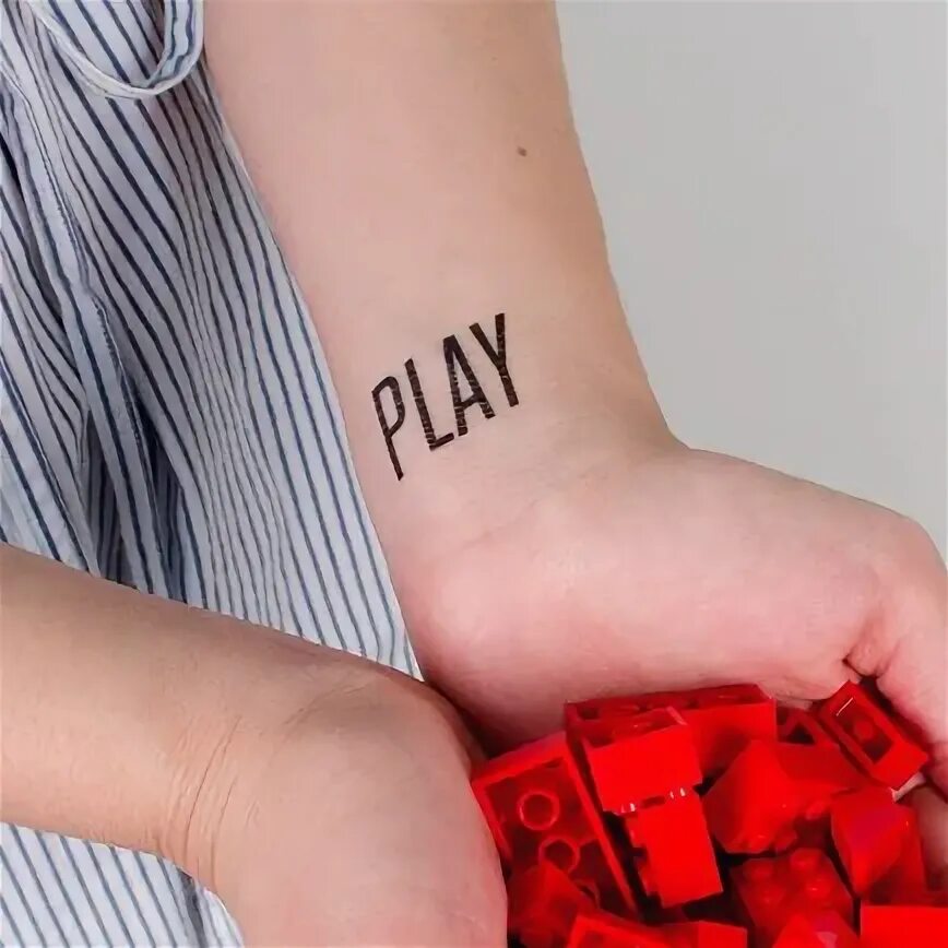 Маленькие тату ручкой. Тату плеер. Тату playstation. Татуировка плей. Тату плейлист.