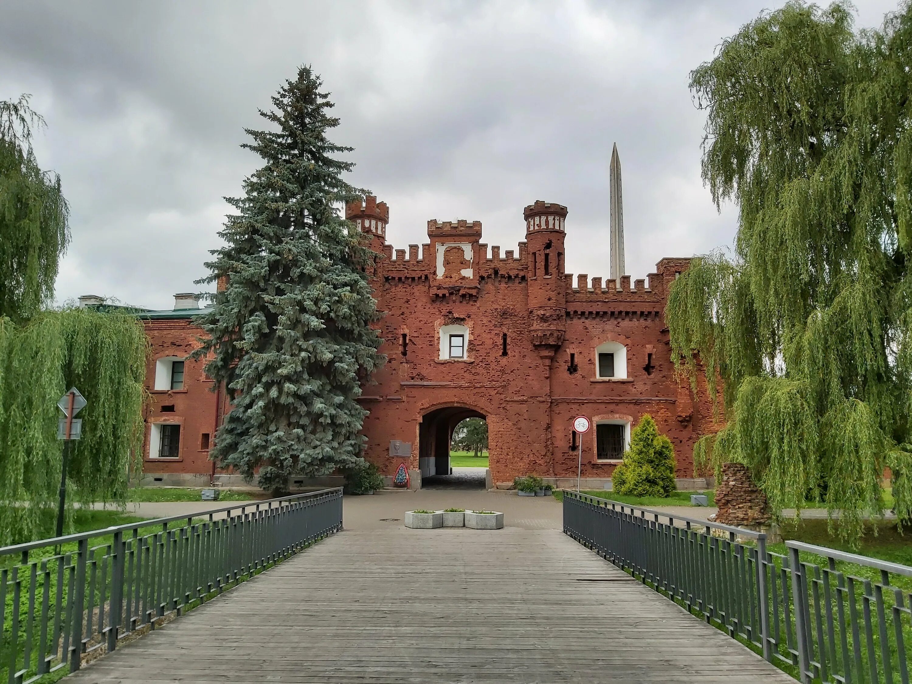 Брестская крепость мемориальный комплекс. Мемориальный комплекс Брестская крепость-герой. Крепость герой Брест. Брестская крепость пуща. Экскурсия в брестскую крепость