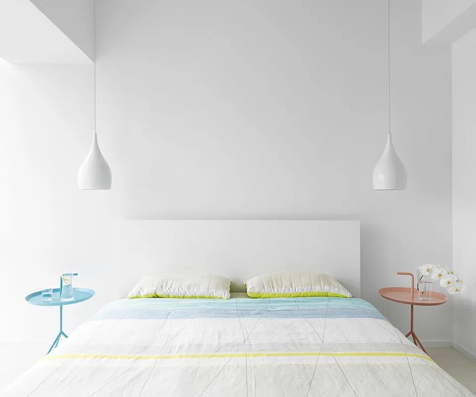 Спальня в стиле Минимализм. Спальня в минималистическом стиле. Подвесные светильники в спальне. Подвесные светильники над кроватью.