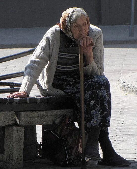 Остановитесь бабушки. Одинокие пожилые люди. Бабки на лавке. Грустная старость. Бабушка сидит.