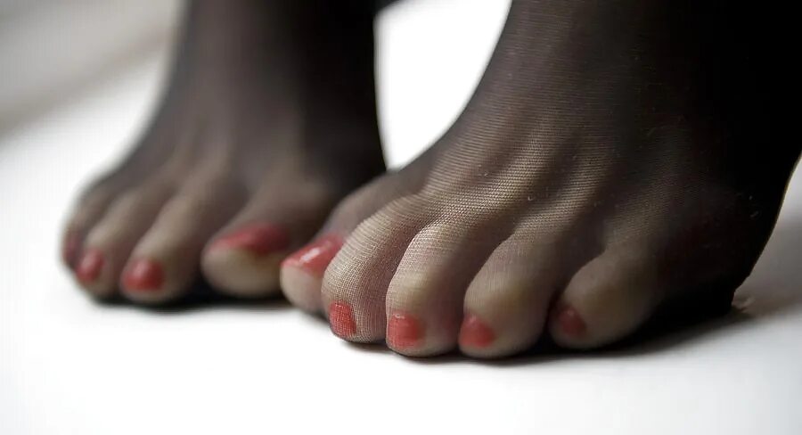 Пальцы ног девушек в колготках. Стопы в капроновых колготках. Женские стопы в нейлоне. Стопы в капроновых носках. Пальцы ног девушек в колготках.