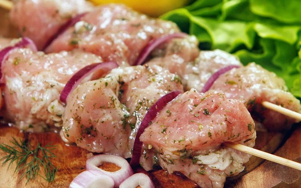 Как мариновать шашлык чтобы был сочным. Шашлык. мясо для шашлыка. замаринованный шашлык. маринад для шашлыка из свинины.