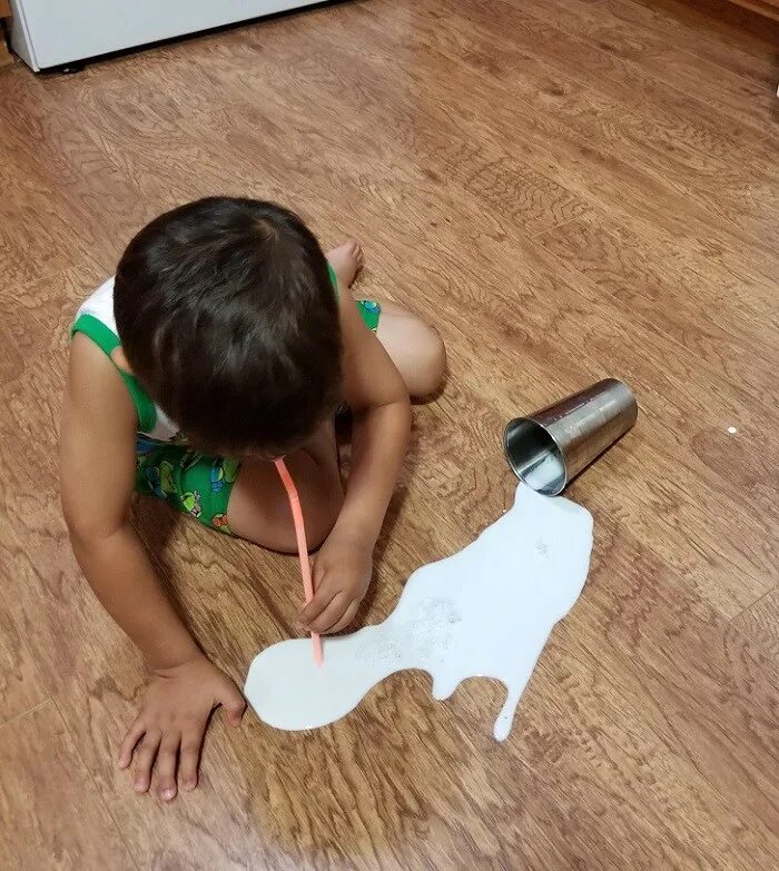 забавные фигуры из пластилина. ребенок нашкодил. кот застрял в вазе с водой. забавная проделка. маленькие детские шалости.