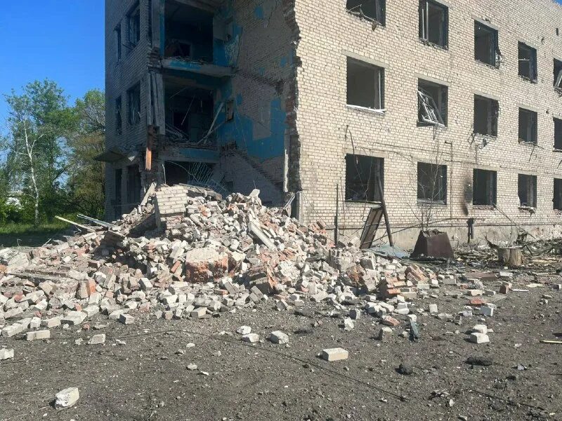 Разрушенные дома в украине. Танк в авдеевке. Авдеевка 9 й квартал дом 25. Разрушенное здание. Наступление россии на украину 18 апреля 2022.