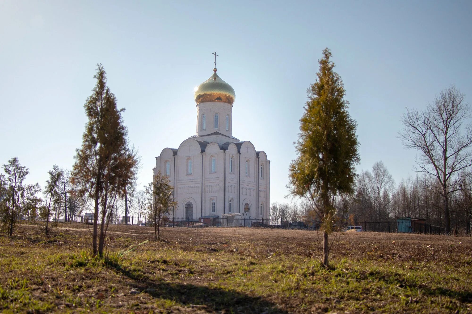 Покровский храм Мценск. Церковь Троицы Живоначальной Мценск. Мценск белый храм. Погода город мценск