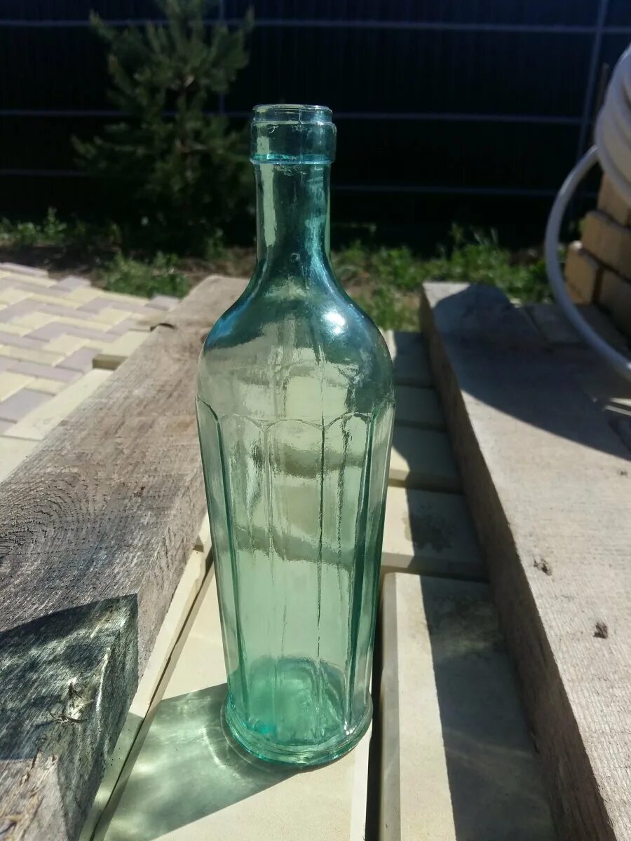 Бутылка САЗ 0,25. Бутылка граненая СЗМ. Старинная граненая бутылка. Бутылка стеклянная граненая. Бутылки советских времен