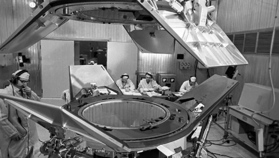 покорители космоса презентация. открытый космос. космосе 20. "союз - аполлон. космосе 20.