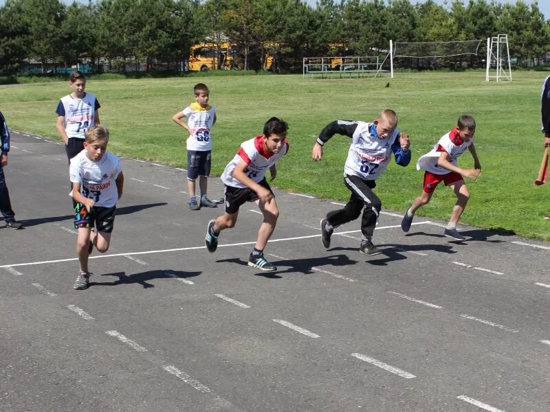 Бег на 30 метров техника. Бег на 30 м ГТО. Бег школьники. Бег на 60 метров. Соревнования по бегу дети.