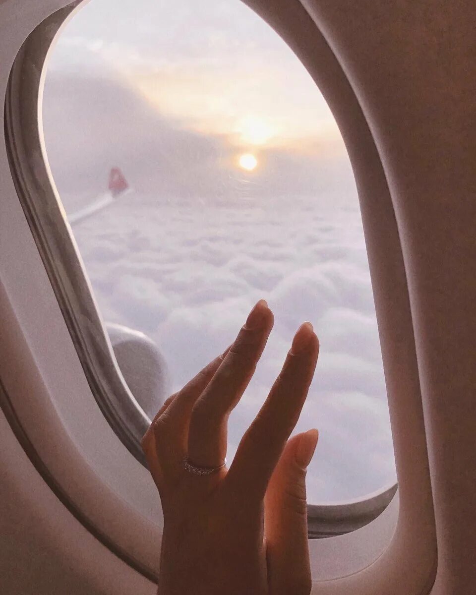 Улетающий самолет. Хочу улететь далеко далеко. Красками разными белыми ноты. Красками разными песня слова. Просто и легко улетаю я так далеко.