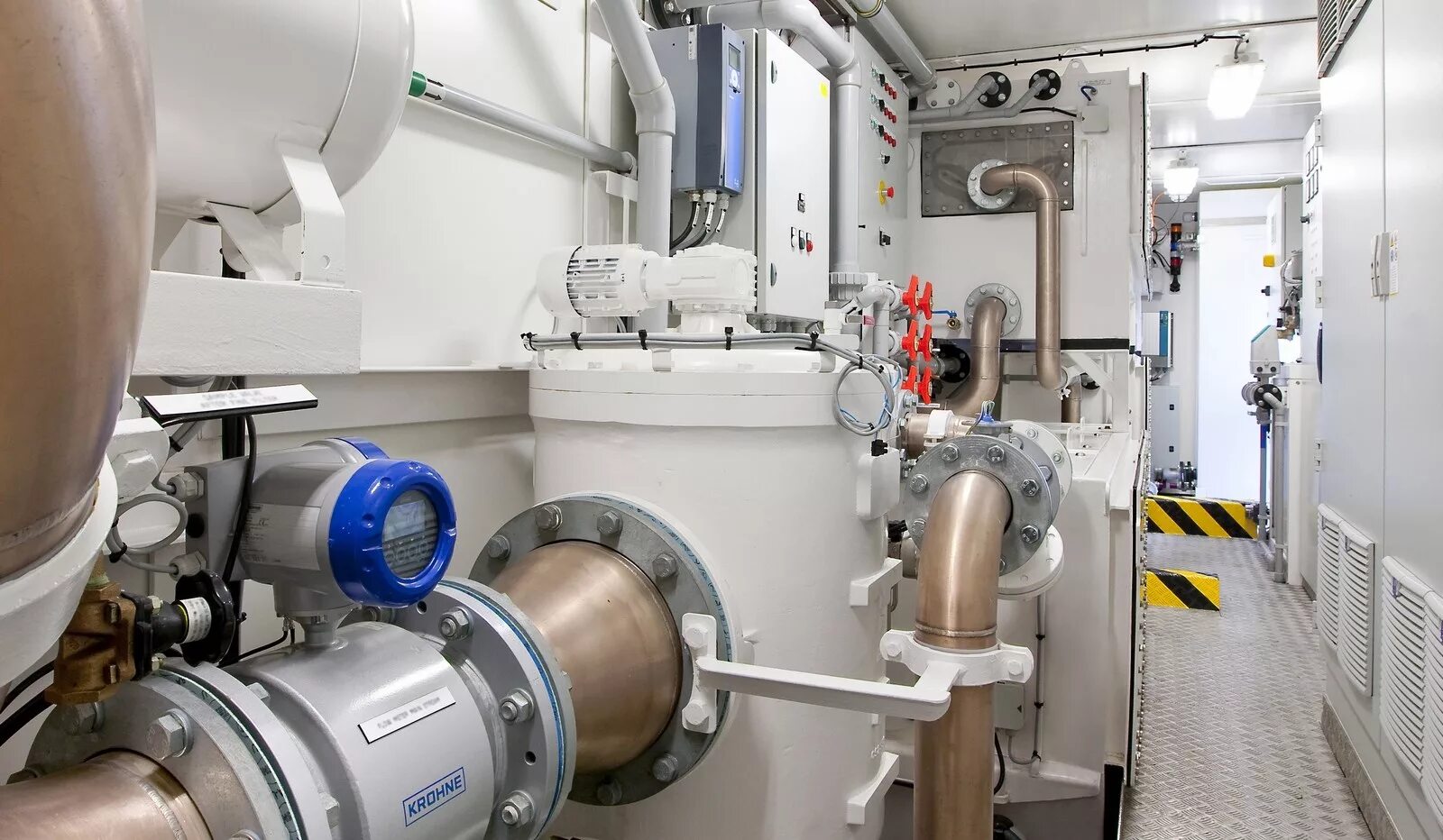 грузовая система танкера manifold. судовые трубопроводы. судовые системы и трубопроводы. трубопроводы судна.