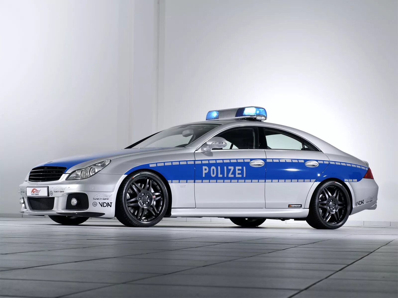 Сколько полицейских машин. Mercedes-Benz CLS Police. Mercedes CLS Police. Mercedes Benz CLS Brabus Rocket полицейский. BMW e39 Polizei.