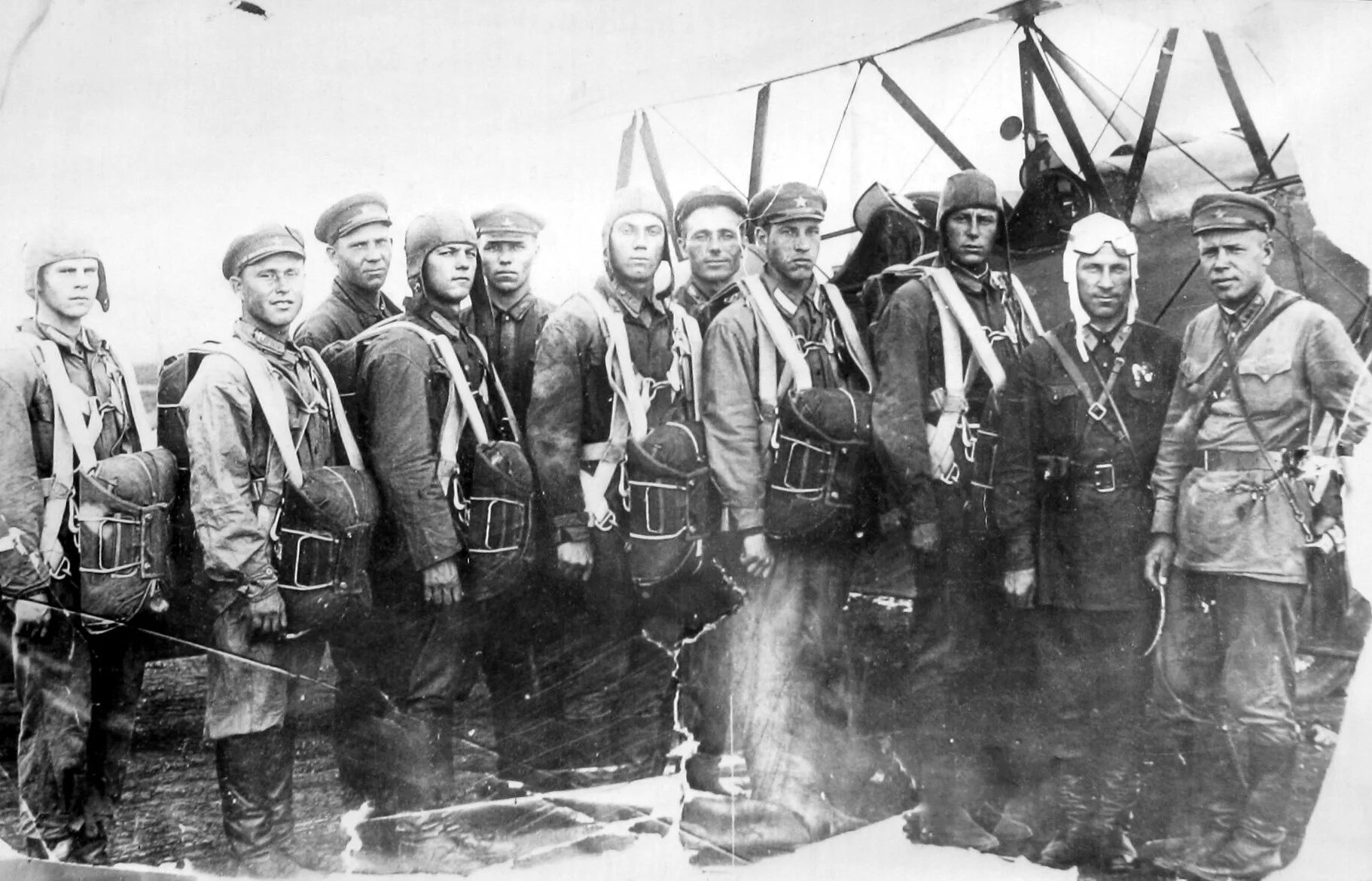 2 августа 30 года. Десант 2 августа 1930 года. 2 августа 1930 года первое десантирование. первый воздушно десантный отряд. вдв 1930.