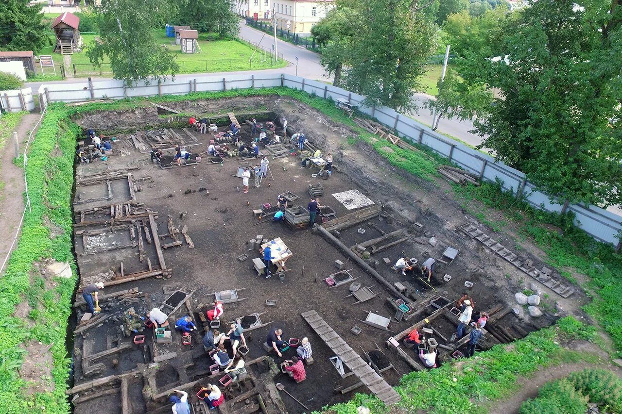 Новгород археологические раскопки. Троицкий раскоп Великий Новгород. Неревский раскоп Великий Новгород. Великий Новгород археология Троицкий раскоп. Троицкий XV раскоп.