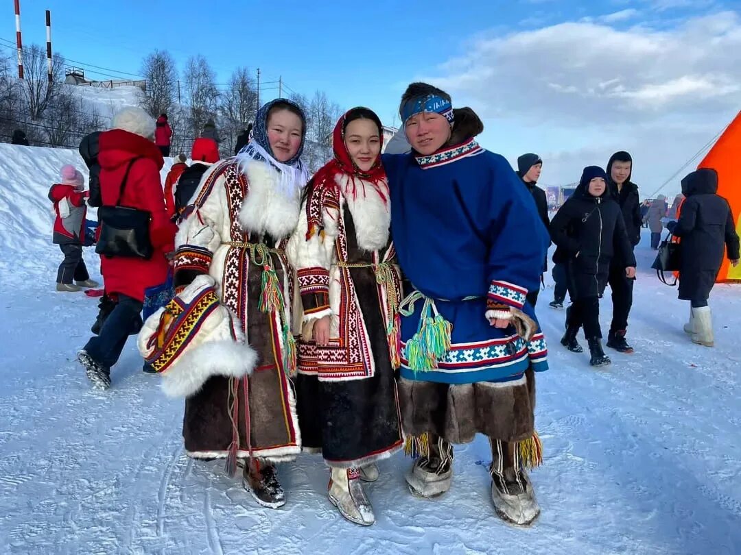 Язык ненцев. Ненецкий национальный костюм. День оленевода. Ненцы народ. Коренные малочисленные народы севера.