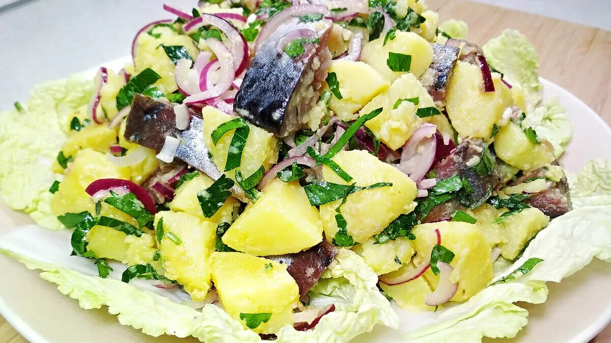Салат с соленой скумбрией. Салат с копчёной скумбрией холодного. салат с копченой скумбрией. салат из копченой скумбрии. салат из соленой скумбрии.