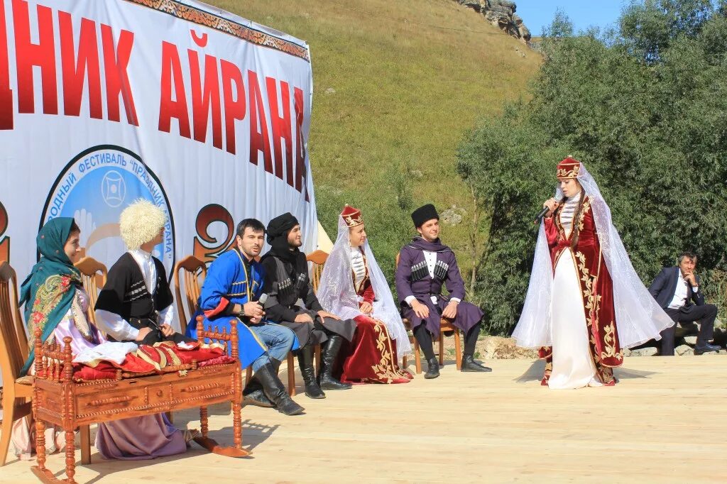 Карачаевский городской сайт. Карачаевцы балкарцы Айран. Праздник айрана КЧР. Праздник айрана на медовых водопадах. Карачаевские традиции и обычаи.