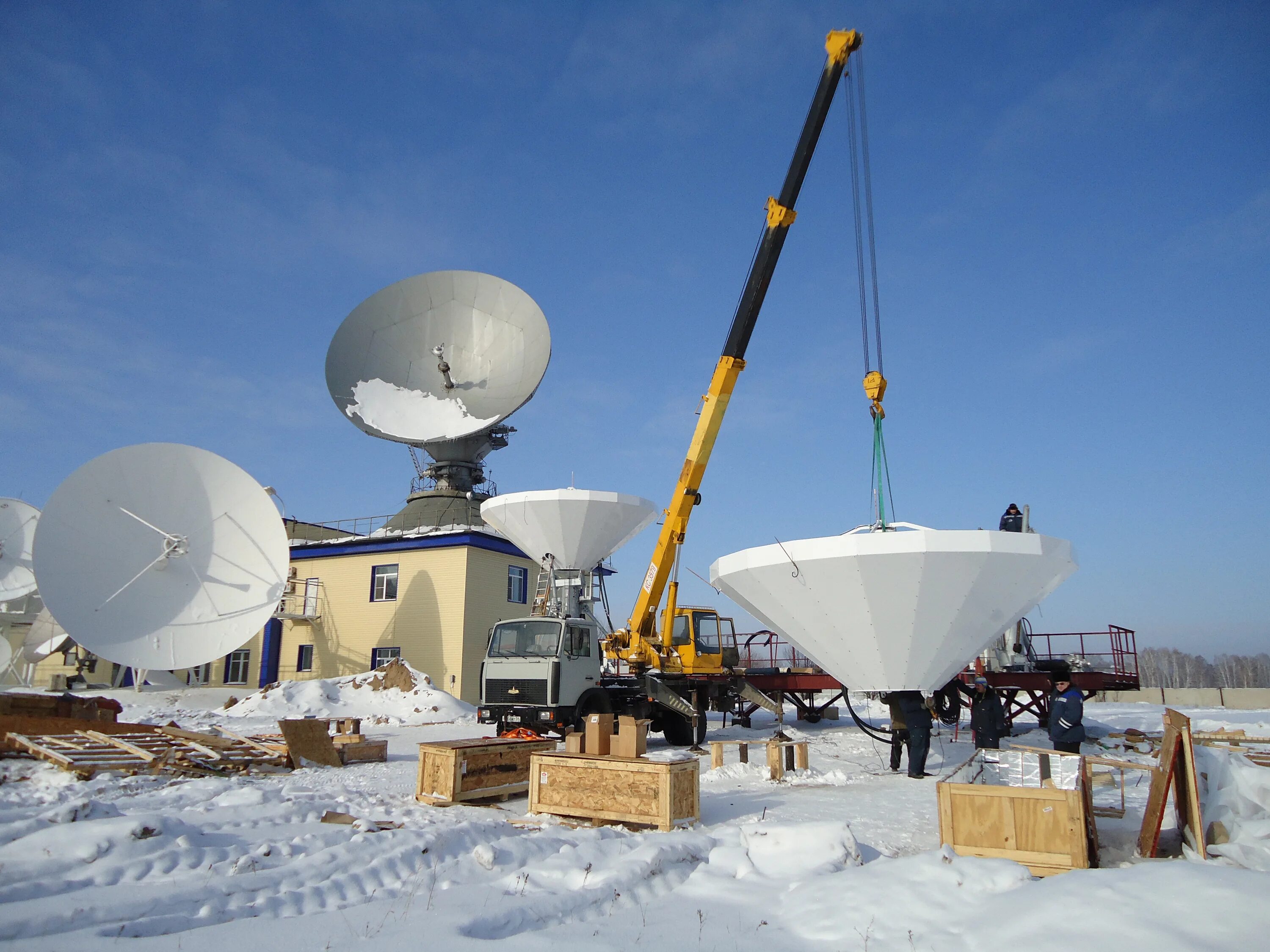 Земная станция связи. VSAT станция. Земная станция VSAT. Малая земная станция спутниковой связи VSAT «Ямал-07к»зона покрытия. Центр спутниковой связи Азимут-н.