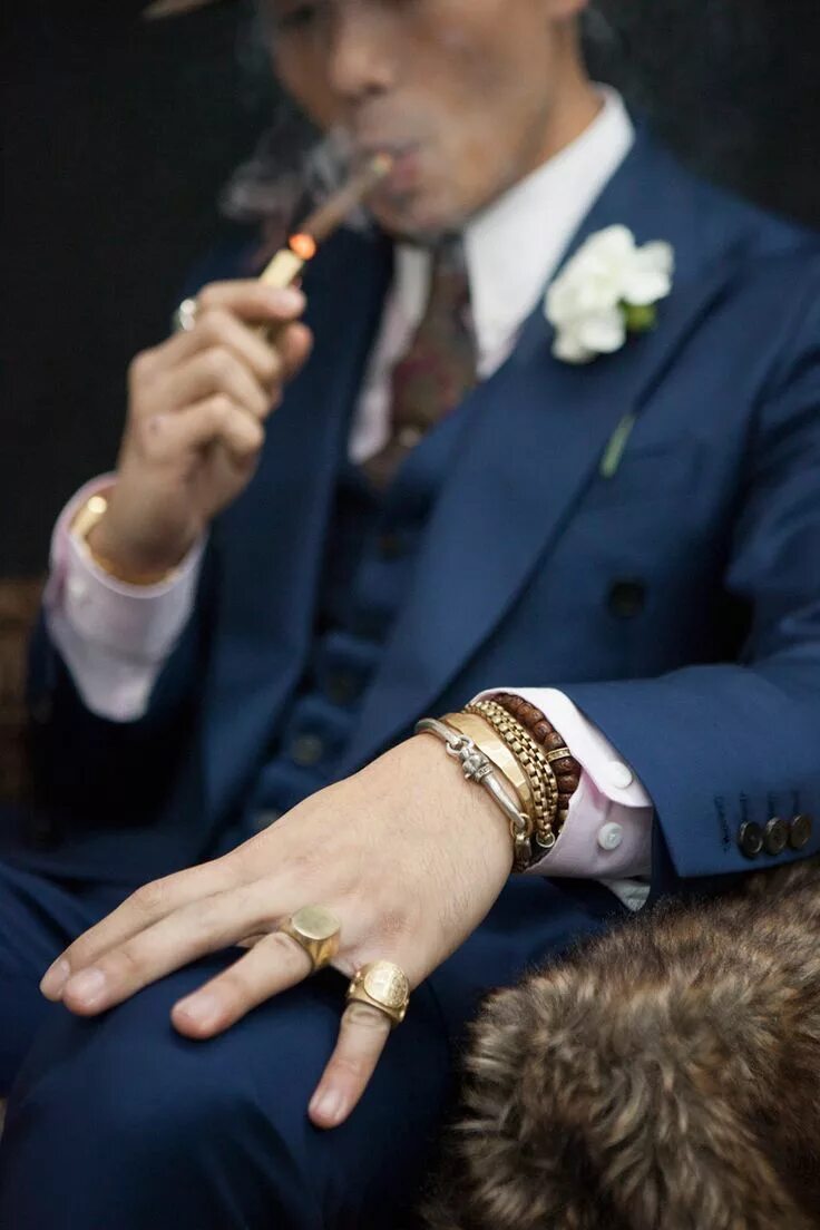 Час джентльмена. Мужские кольца на руке. Перстни для мужчин. Мужчина с сигарой. Состоятельный мужчина.