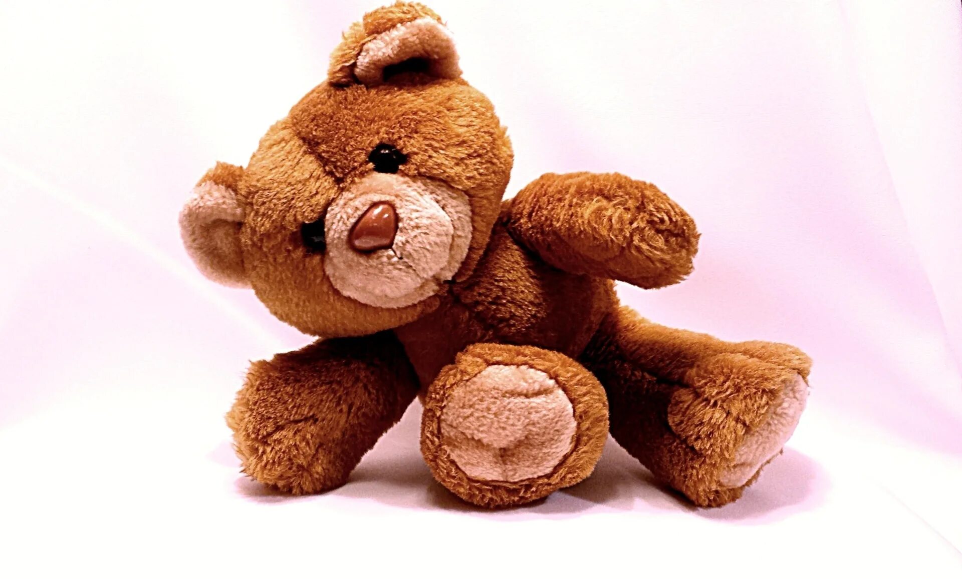 A brown teddy bear. Плюшевый мишка. Плюшевый мишка коричневый. Плюшевый медведь коричневый. Коричневый плюшевый мишка игрушки.