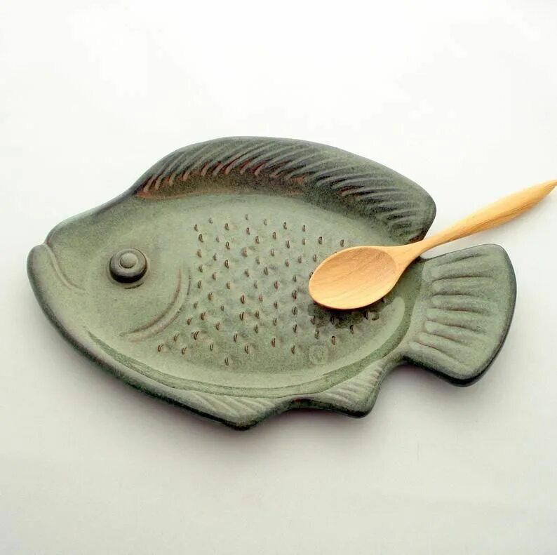 Тарелка рыбка. Керамическая рыба тарелка. Тарелка рыба из керамики. Тарелка рыбка из глины. Рыбка из керамики.
