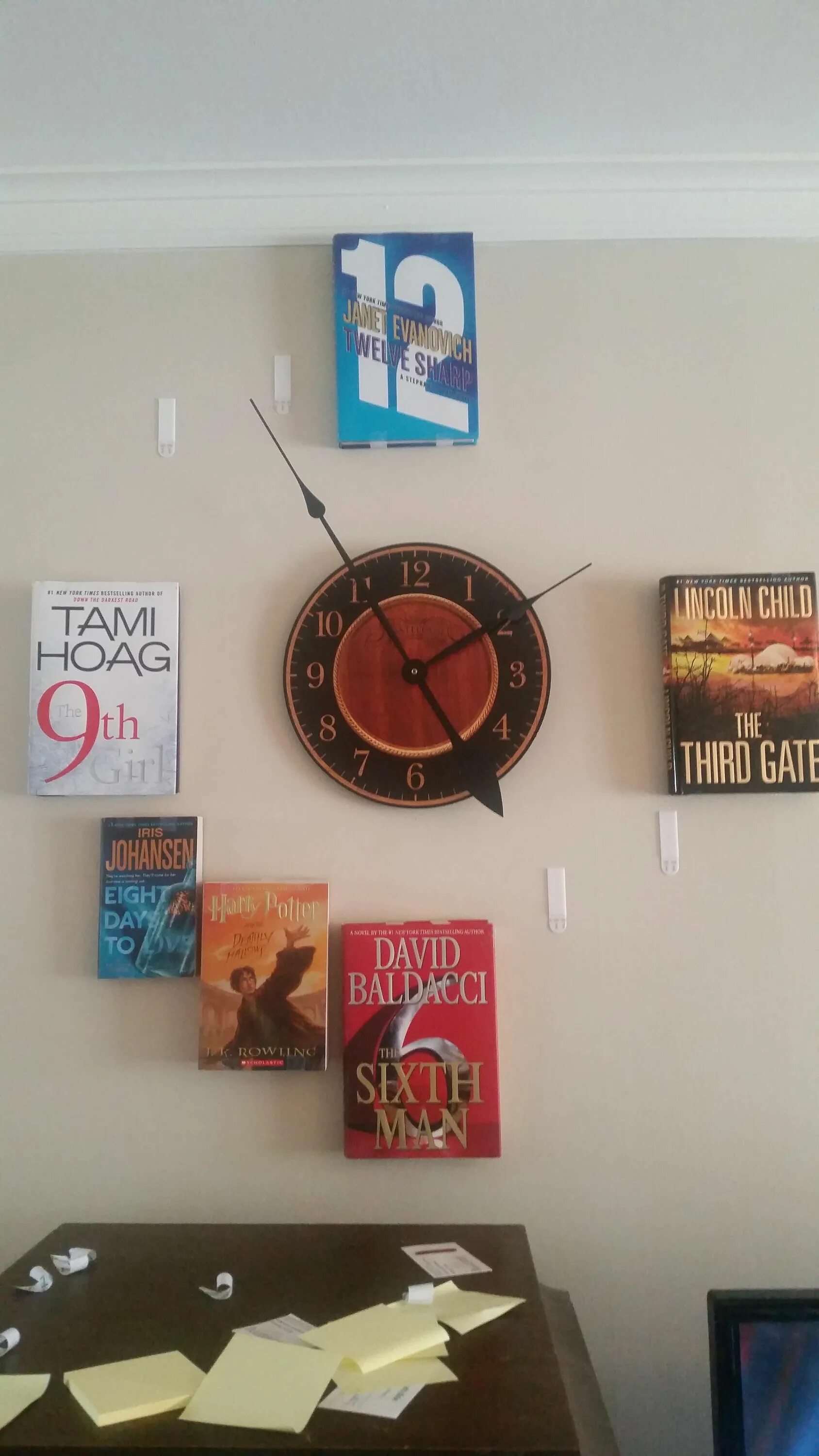 Часы в библиотеке. Часы из книг в библиотеке. Креативный часы для библиотеки. Книжные часы в библиотеке.