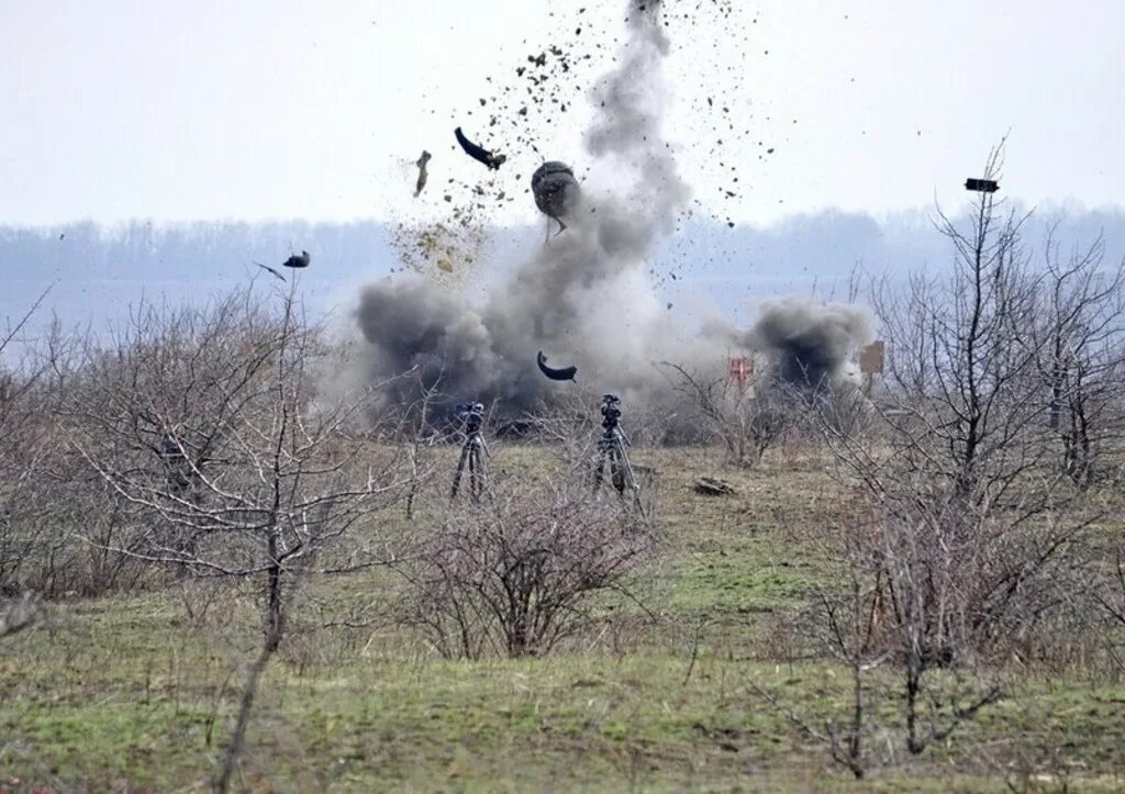 Бои в на линии соприкосновения. Военный ВСУ подорвался на мине.