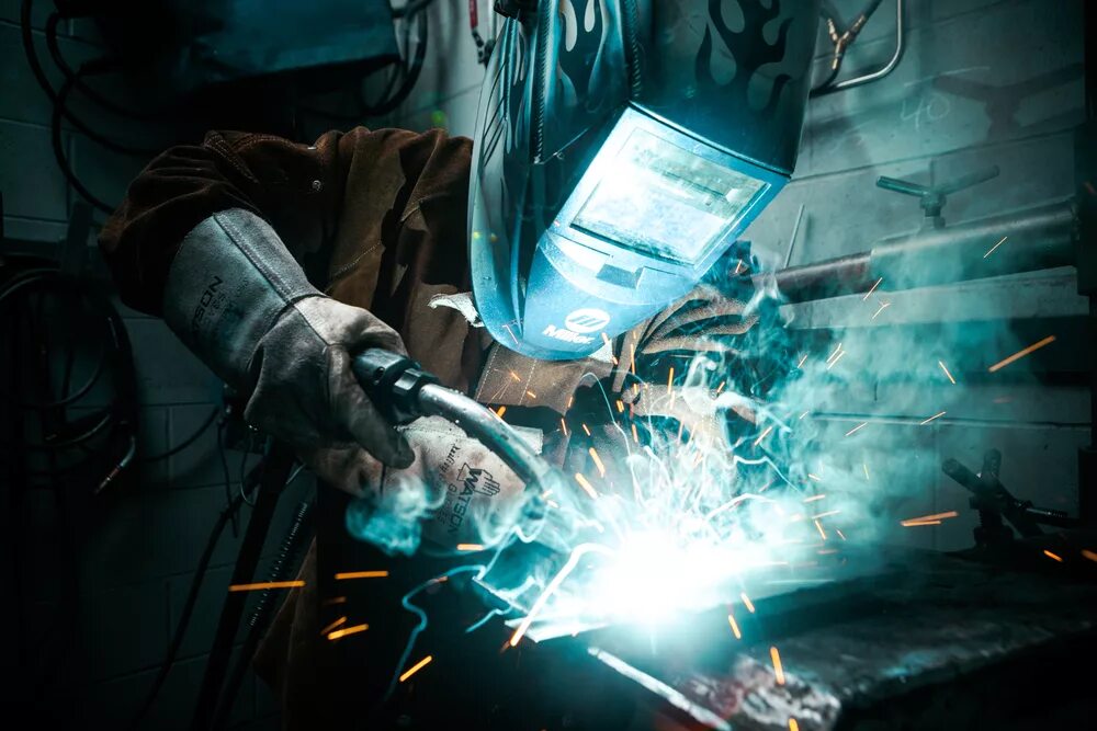 электросварщик ручной сварки. скарка. сварка аргоном в мелеузе. сварка металлоконструкций. работа в чите сварщиком.