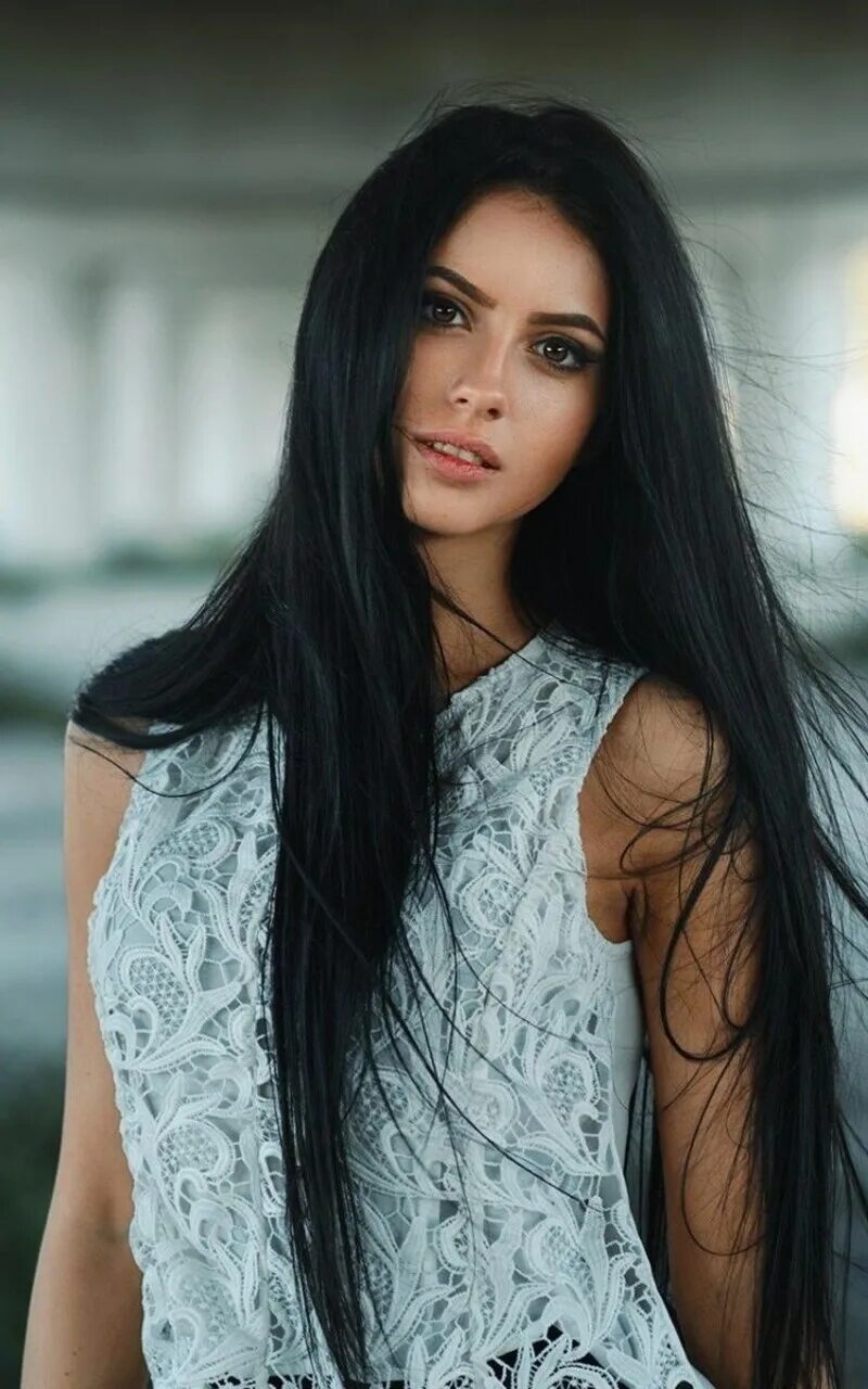 Красивая брюнетка с длинными волосами фото