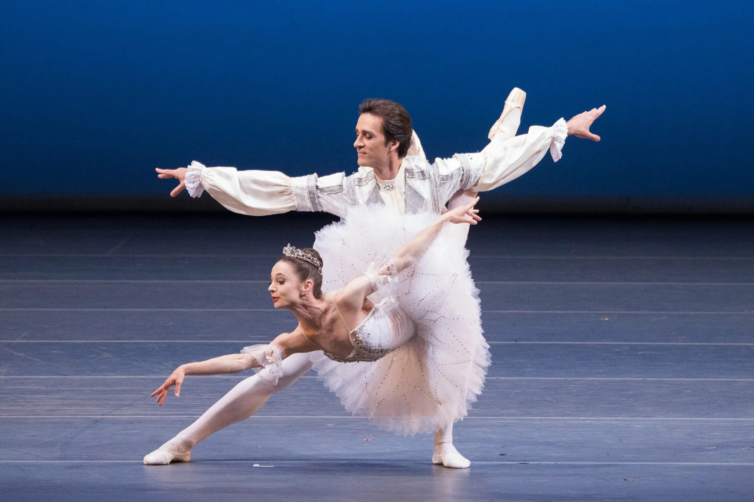 Падеде в балете. Сколько танцовщиков балета исполняют па де де. Сколько танцовщиков балета исполняют па де де. Международный балетный фестиваль бенуа де ла данс. Падеде в балете.