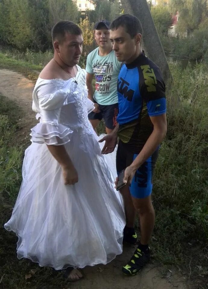 Где мужчины в платьях