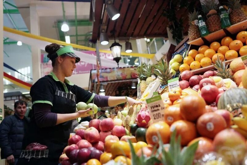 Продавец овощей. Продавец фруктов. продавец овощей и фруктов. продавец фруктов на рынке. продавщица овощей на рынке.