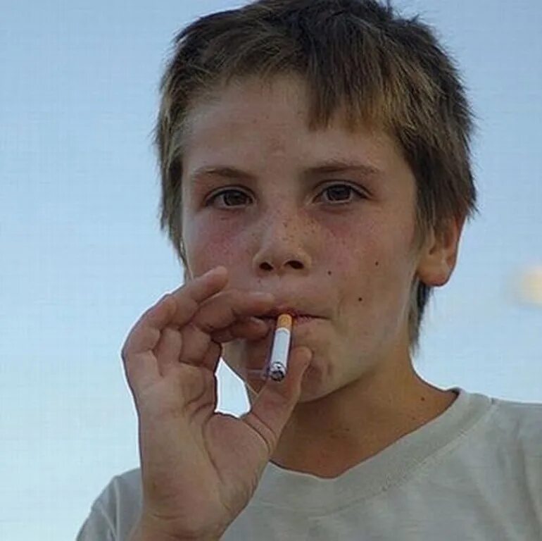 Курил в 14 лет. Подросток курит. Курящий ребенок. Подросток с сигаретой.