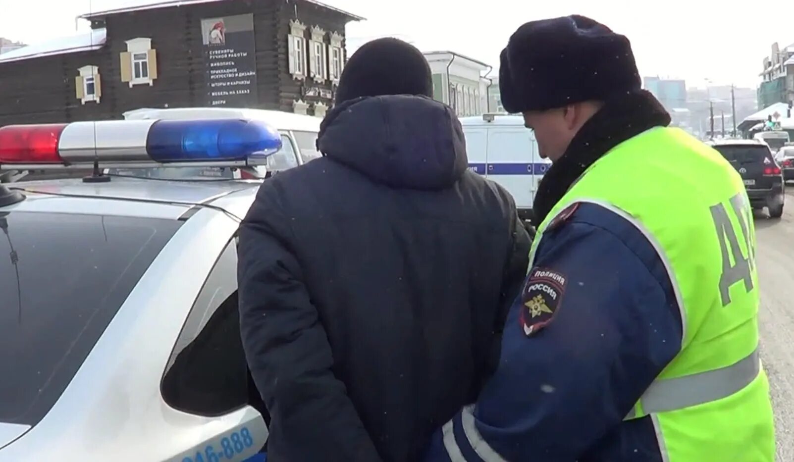 Угонщики автомобилей. Угнал дпс машину в москве. Полицейский угнал автомобиль. Капот полицейской машины. Машина преступника.