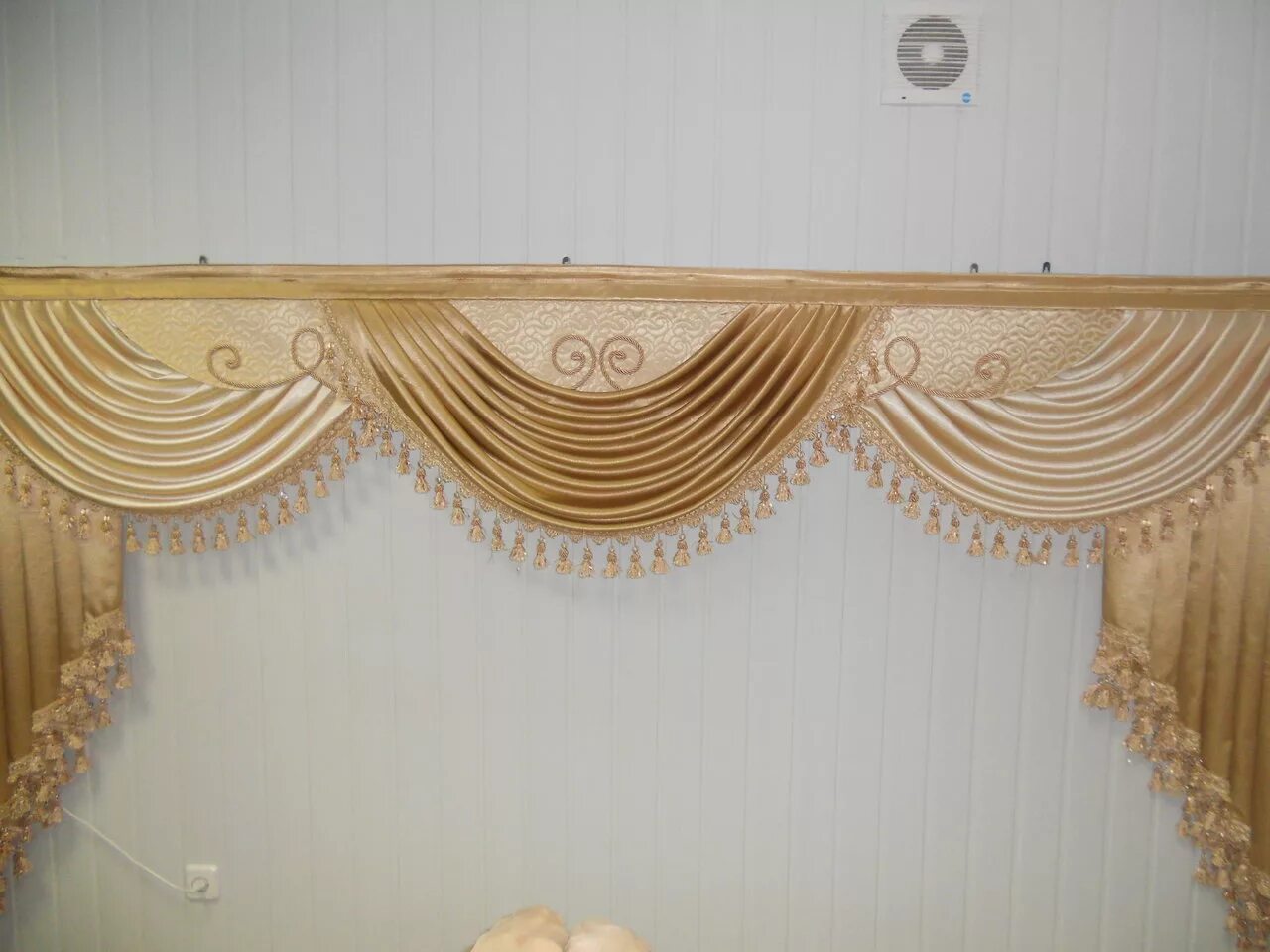 Галерея штор. Комплект штор с ламбрекеном лапландия 033 шампань. Красивые шторы. Ламбрекены для зала. Шторы в студию.